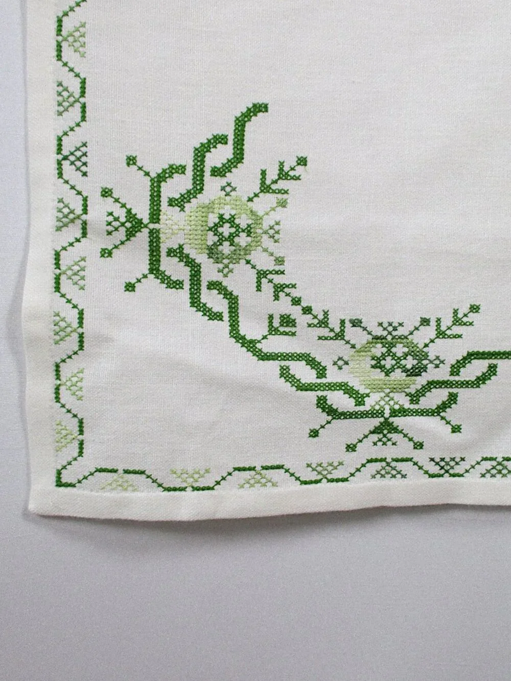 GREEN & WHITE EMBROIDERED TABLECLOTH SET